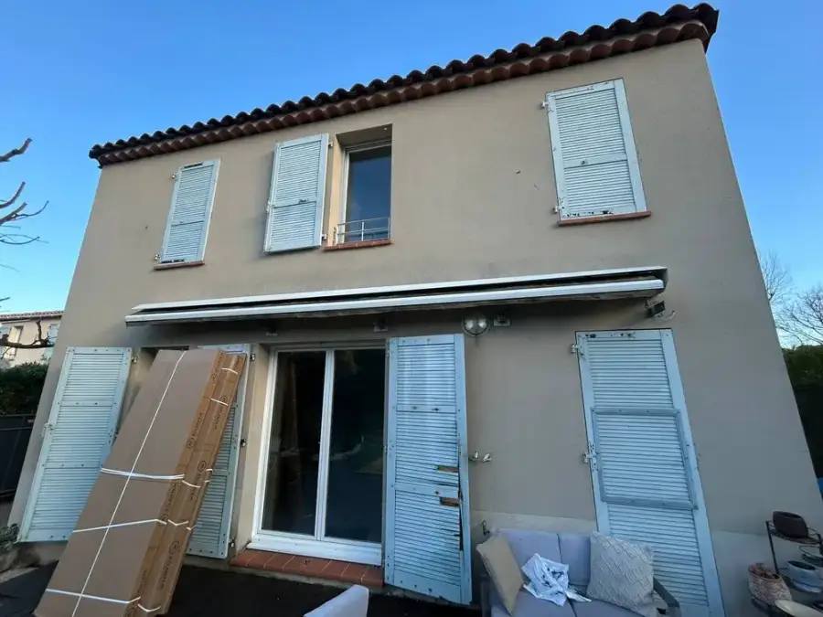 Fenêtres neuves posées sur une façade à Marseille par M13 Menuiseries