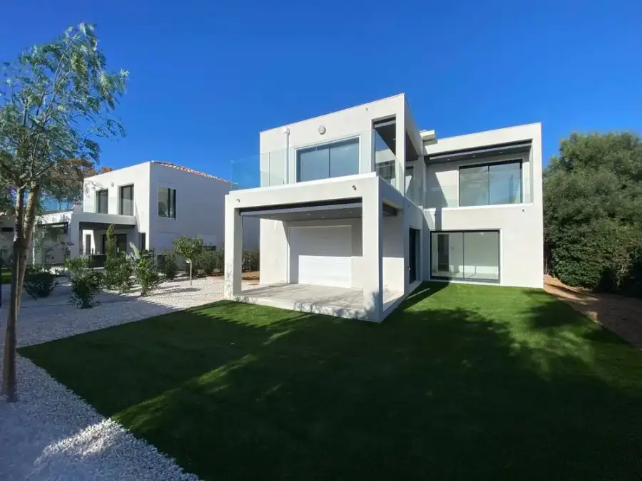 Baies vitrées aluminium posées sur une villa contemporaine à Marseille